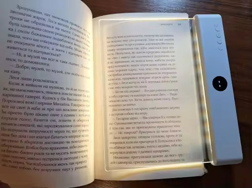 BuchLampe auf einer aufgeschlagenen Buchseite